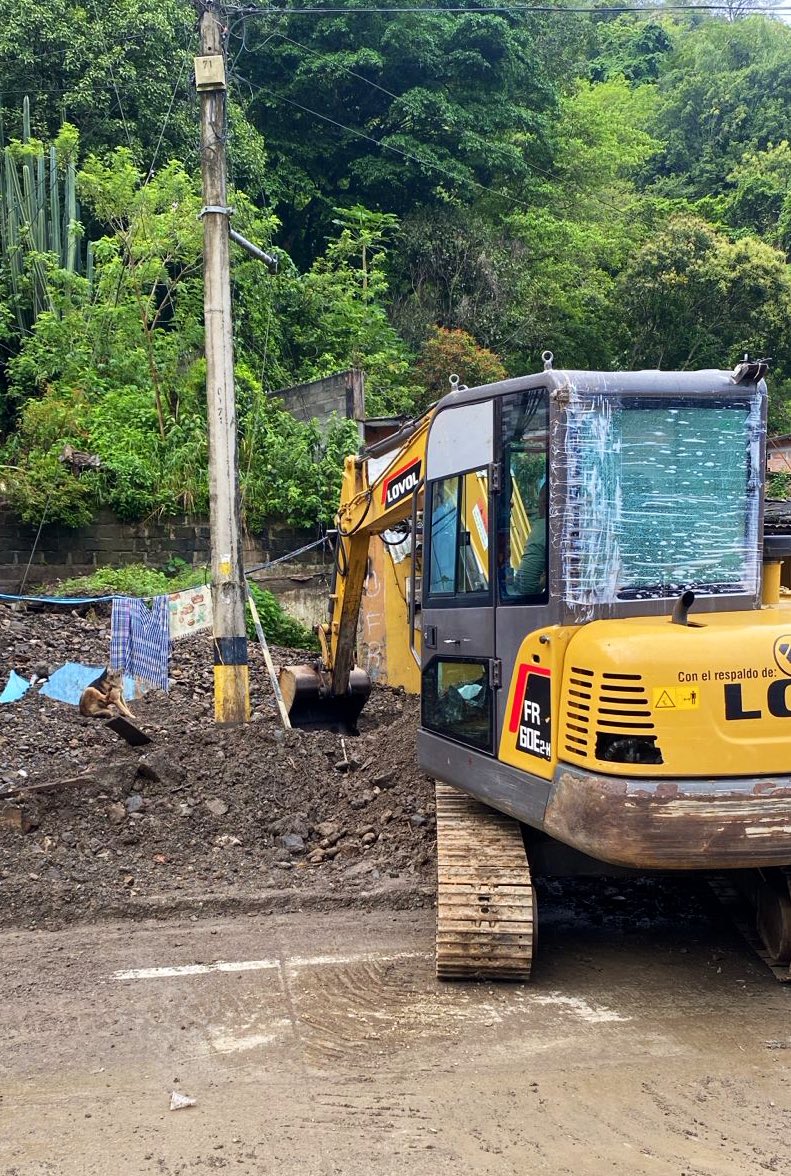 AndresJRendonC's tweet photo. Antioqueños, les reportamos nuestro trabajo con maquinaria amarilla y equipo técnico de @ObrasAntioquia y de @DagranAntioquia para la remoción de material y limpieza de caños, tras avenida torrencial por fuertes lluvias en Dabeiba. https://t.co/qW2duQQOCd