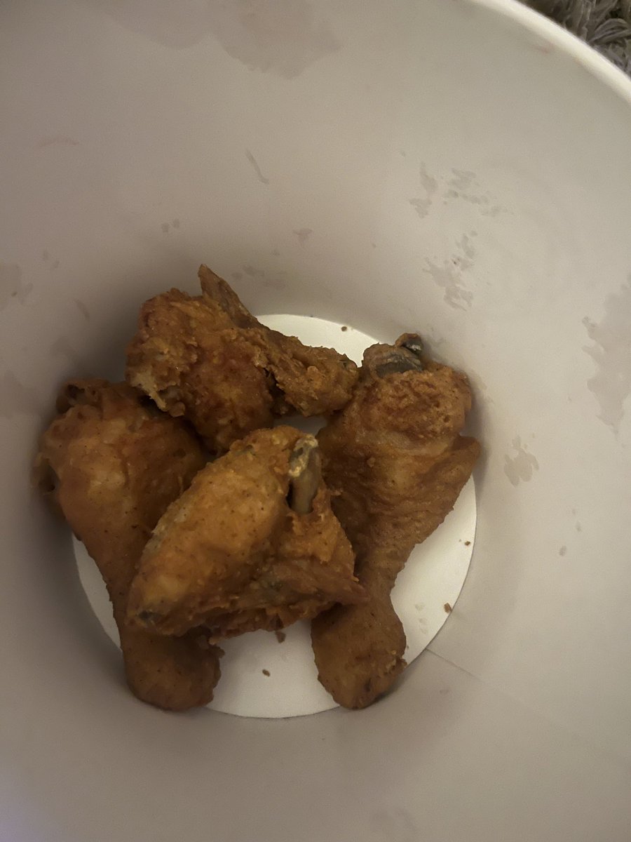 sarah2523's tweet photo. @kfc what has happen to the portion size of your chicken!!!!! Absolutely disgusting https://t.co/8zGnGMTiVE