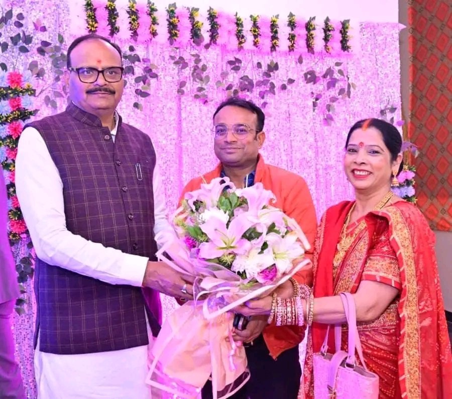 लखनऊ में आयोजित वैवाहिकोत्सव में उपस्थित होकर युगल दाम्पत्य को सुखमय जीवन की शुभकामनाएं प्रेषित करते यशस्वी उपमुख्यमंत्री मा० श्री ब्रजेश पाठक जी।
#Brajeshpathak #30Nov2025
<a href="/brajeshpathakup/">Brajesh Pathak</a>