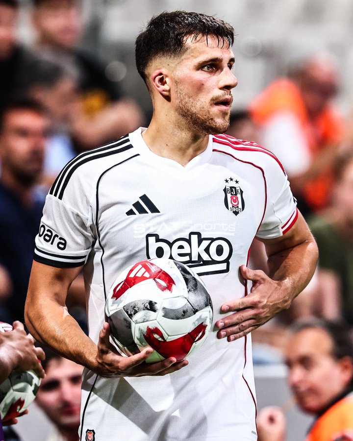 Seni Beşiktaş'a topçu diye alanın Allah bin belasını versin amk çocukları hiç mi izlemediniz hiç mi takip etmediniz adalı ve köpekleri siktir olup gideceksiniz