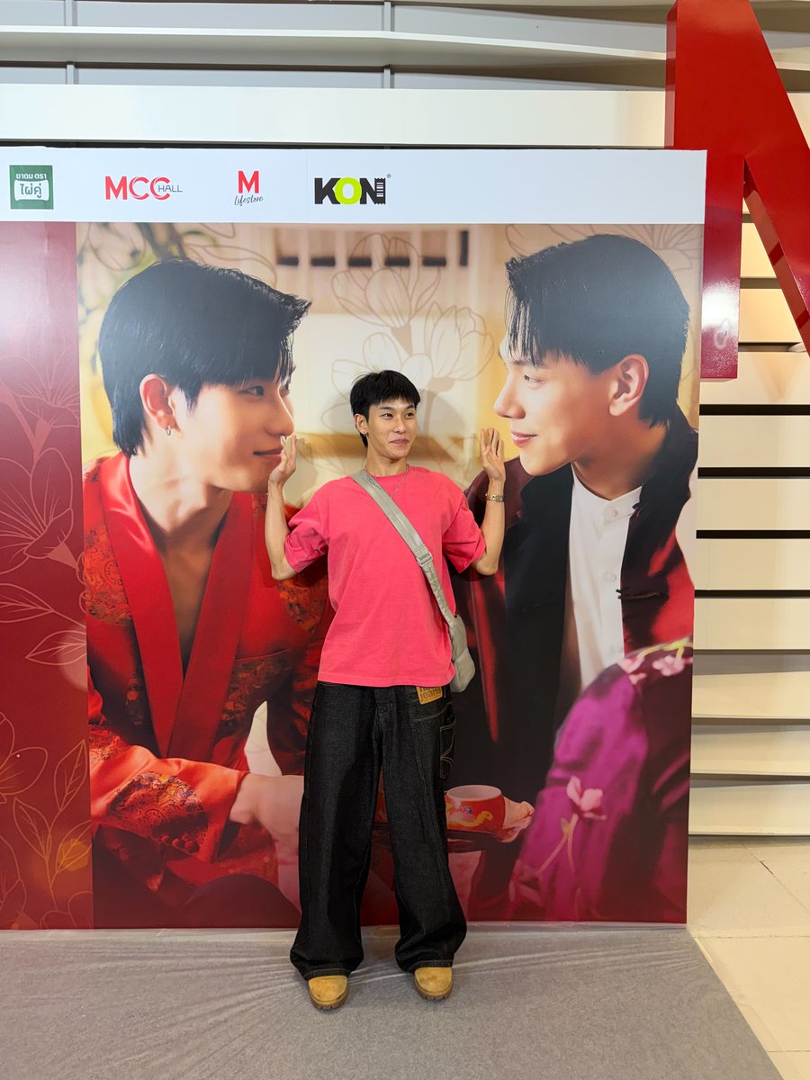 TOTOGABACK's tweet photo. มาช้าแต่มานะ 😜
เมื่อคืนเป็นอีกคืนที่พิเศษมาก ๆ สำหรับผม
ขอบคุณทุกคนที่มาดู The Wicked Game Final EP ด้วยกันนะค้าบบ เป็นการดูตอนจบที่ยาวนานที่สุดในชีวิต 🤣 ทุกคนสู้ชีวิตกันสุดๆ 

ก่อนอื่นเลยผมอยากขอบคุณทีมงานทุกฝ่ายที่ร่วมกันสร้างซีรีส์เรื่องนี้ขึ้นมา
ตั้งแต่ทีมเขียนบท ผู้กำกับ โปรดักชั่น ทีมกล้อง ทีมไฟ ทีมเสียง ทุกตำแหน่งเลย ทุกคนตั้งใจทำงานกันมาก ๆ จนได้ถ่ายทอดออกมาเป็นผลงานให้ทุกคนได้เห็น ปัญหา อุปสรรคอาจจะมีมากมาย แต่ผมเชื่อว่าทุกคนทำอย่างเต็มที่ที่สุดแล้ว มันทำให้พวกเราได้เรียนรู้ และเติบโตไปอีกก้าว สนุกดีฮะ 🥹 

ขอบคุณพี่ๆนักแสดงทุกคนด้วยนะครับที่เข้ามาเป็นส่วนหนึ่งของซีรีย์เรื่องนี้ ผมดีใจมากๆเลยมันทำให้ผมได้เรียนรู้แล้วก็เติบโตขึ้นมากๆ ด้วยเช่นกัน ขอบคุณที่คอยสอนคอยให้คำแนะนำ ผมมีความสุขที่สุดเลย นี่สินะ นพนภา เอ้ย นี่สินะ ประสบการณ์ โครตมันส์ 

และอีกคนนึงที่ผมอยากขอบคุณเป็นพิเศษ ขอบคุณพี่ต้าห์อู๋ มากๆเลยน้าา 
ตลอดช่วงเวลาที่ทำงานโปรเจกต์นี้ พี่อู๋ คือหนึ่งคนที่คอยอยู่ข้าง ๆ ผมเสมอไม่ว่าจะเป็นวันที่ผมเหนื่อยหรือวันที่ผมรู้สึกกังวล กลัวว่าทุกอย่างจะไม่ออกมาอย่างที่หวัง พี่อู๋คอยถาม คอยช่วย คอยเติมพลังดี ๆ ให้ตลอด
ขอบคุณที่ไม่เคยปล่อยให้ผมทำอะไรลำพัง
ขอบคุณที่ตั้งใจทุกรายละเอียดเหมือนเป็นงานของตัวเอง ขอบคุณที่อยู่ด้วยกันเสมอ การมียูอยู่ข้าง ๆ ทำให้ผมรู้สึกว่าผมไม่ได้สู้คนเดียวเลยจริง ๆ เรามีอะไรให้ทำด้วยกันอีกเยอะเลยนะ ไว้ไปลุยกันน ปิ้วๆๆๆ 😘💖

ที่สำคัญที่สุด
ขอบคุณแฟนคลับที่น่ารักของผม เติบโตไปด้วยกันทุกปีเลยเนอะ ปีนี้เป็นปีที่ 3 ละ สำหรับซีรีย์ ขอบคุณที่สละเวลามานั่งลุ้น มายิ้ม มาร่วมอินไปกับพวกเราตลอด
พลังของทุกคนทำให้บรรยากาศเมื่อคืนอบอุ่นแบบคูณล้านนนน 🤘🏻✨️
ขอบคุณที่มาทำให้ภาพเมื่อคืนมันสมบูรณ์จริงๆ ดีใจมากที่ได้อยู่ร่วมโมเมนต์นั้นกับทุกคน

ขอบคุณจากใจอีกครั้งนะครับ
หวังว่าจะได้เจอกันในงานถัดไป
และหวังว่า The Wicked Game จะยังอยู่ในความทรงจำดี ๆ ของทุกคนเหมือนที่มันอยู่ในใจผม 🤍✨🫰🏻
#เกมรักลวงตอนจบ