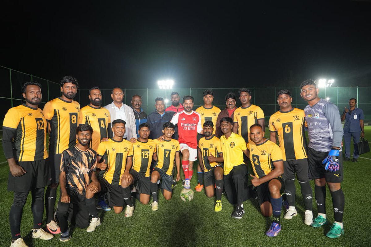 Kishoreddyk's tweet image. మెస్సి తో ఫుట్ బాల్ మ్యాచ్ పోటీకి సీఎం రేవంత్ రెడ్డి తన బృందం తో సన్నద్ధతం. 

డిసెంబర్ 13న హైదరాబాద్ ఉప్పల్ మైదానం వేదికగా మెస్సీ తో మ్యాచ్. 

మెస్సీ జెర్సీ 10 నంబర్,  రేవంత్ రెడ్డి జెర్సీ 9 వ నెంబర్ గా బరిలోకి దిగనున్నారు.. 

#Messi𓃵 are you ready ? #MessiInHyderabad