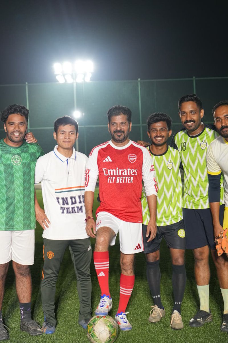 Kishoreddyk's tweet image. మెస్సి తో ఫుట్ బాల్ మ్యాచ్ పోటీకి సీఎం రేవంత్ రెడ్డి తన బృందం తో సన్నద్ధతం. 

డిసెంబర్ 13న హైదరాబాద్ ఉప్పల్ మైదానం వేదికగా మెస్సీ తో మ్యాచ్. 

మెస్సీ జెర్సీ 10 నంబర్,  రేవంత్ రెడ్డి జెర్సీ 9 వ నెంబర్ గా బరిలోకి దిగనున్నారు.. 

#Messi𓃵 are you ready ? #MessiInHyderabad