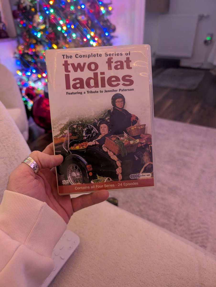 rainbow_geisha's tweet image. Time for the Christmas tradition. 😍 #twofatladies #christmastradition