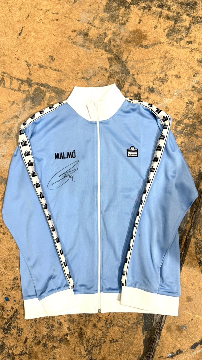 Supporterhuset's tweet image. Tomten är fedetidig i år!

På denna förste advent har vi glädjen att släppa denna av Markus Rosenberg signerade himmelsblå trackjacket i strl L.

Lottning sker den 11/12, du köper din/dina lotter genom att swisha 100:-/lott till 123 397 30 62  märkn: MR9 

Swisha på-Himmelsblå!