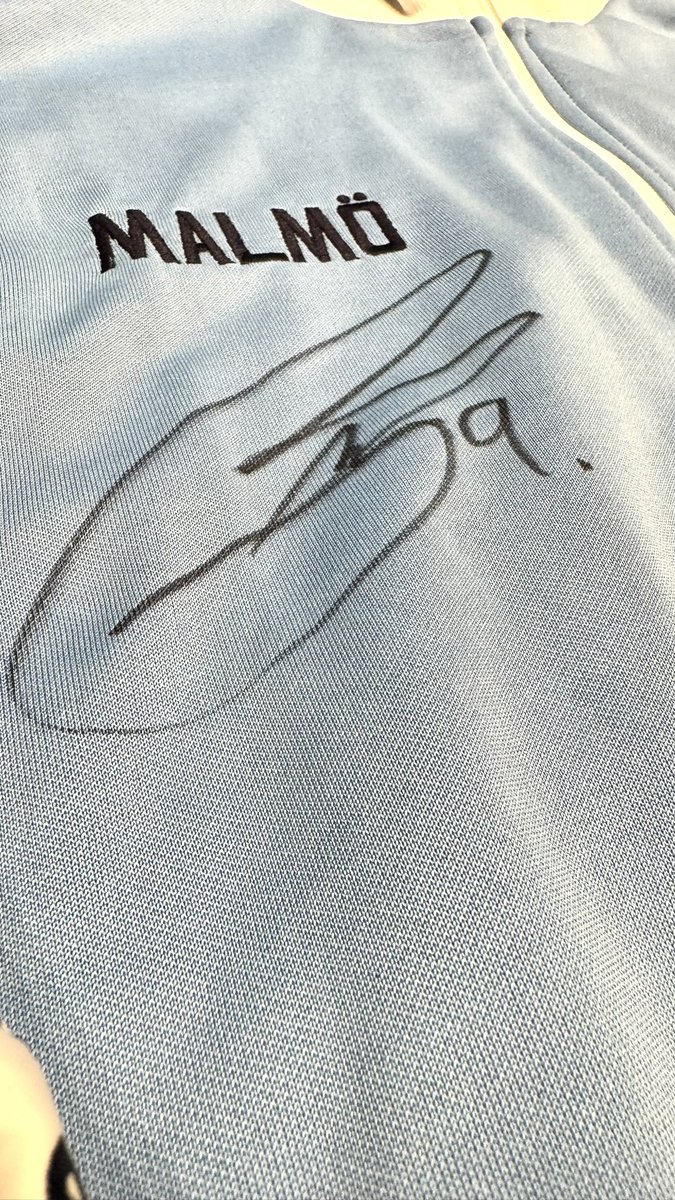 Supporterhuset's tweet image. Tomten är fedetidig i år!

På denna förste advent har vi glädjen att släppa denna av Markus Rosenberg signerade himmelsblå trackjacket i strl L.

Lottning sker den 11/12, du köper din/dina lotter genom att swisha 100:-/lott till 123 397 30 62  märkn: MR9 

Swisha på-Himmelsblå!