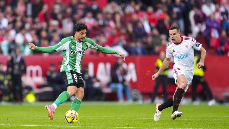 Somos nuestro propio rival,en todos los ámbitos. El palco,lo jugadores cometiendo los errores. Que no nos ganan,que perdemos nosotros que ves siempre los goles y es impresionante lo malo que somos,y los tiros al pie a nosotros mismos. La grada, las botellas,la expulsión..todo