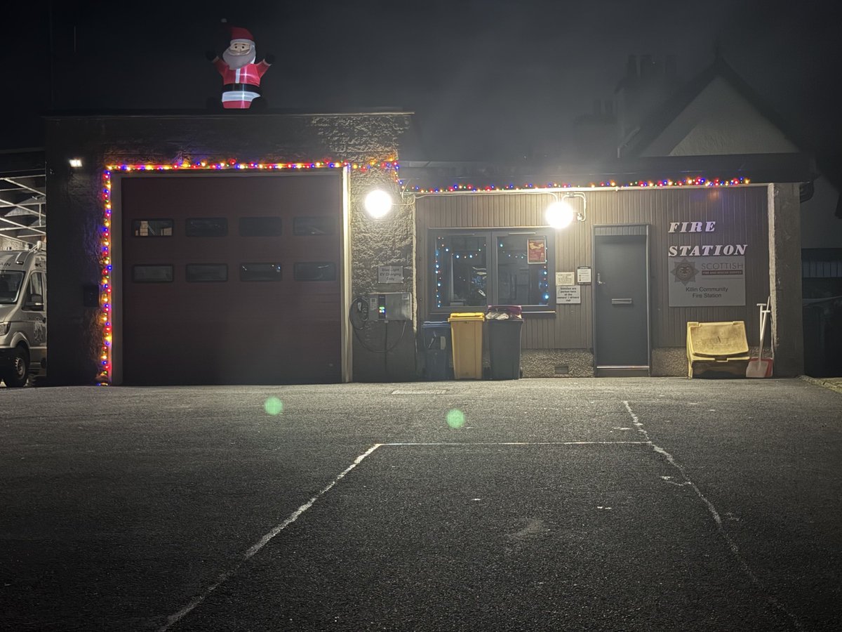 KillinFire's tweet image. The crew of Killin Station continued the tradition from previous years and sourced the village Christmas tree and put it up today. Great effort by all involved. We even managed to give the station a Christmas makeover. #ChristmasSpirit #communityspirit #rds #M24P6 🎄📟🚒