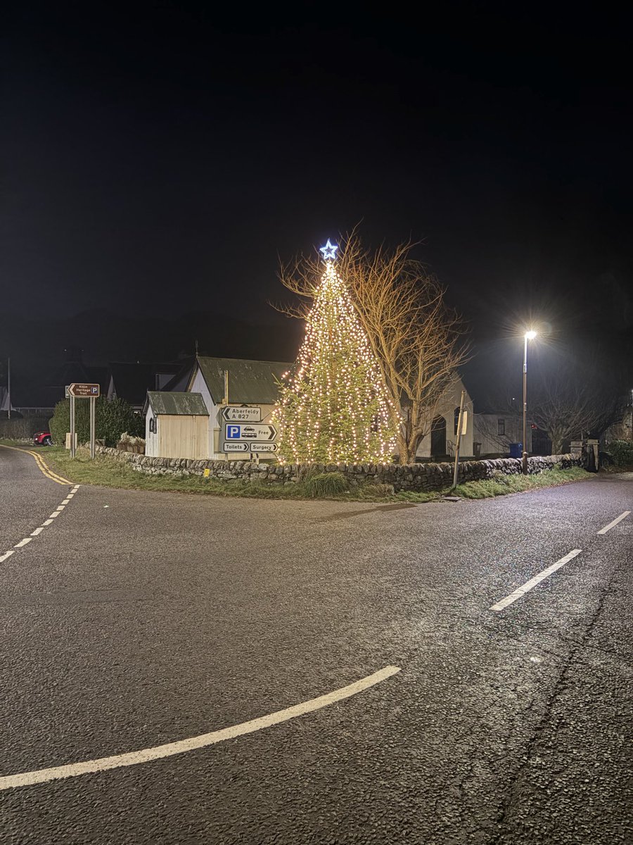 KillinFire's tweet image. The crew of Killin Station continued the tradition from previous years and sourced the village Christmas tree and put it up today. Great effort by all involved. We even managed to give the station a Christmas makeover. #ChristmasSpirit #communityspirit #rds #M24P6 🎄📟🚒