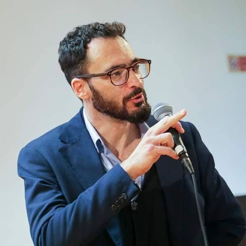 “Tutto quello che brucia” di #DanieleAristarco (<a href="/feltrinellied/">Feltrinelli Editore</a>) è il primo libro per adolescenti basato sugli avvenimenti del #G8 di Genova del 2001. Leggi la recensione su LinfaLibri: shorturl.at/LwZeO