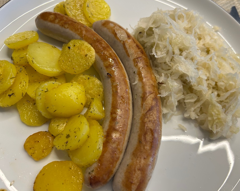 sherabpaldroen's tweet photo. Die Tradition des "Bratwürstelsonntags" habe ich erst in Oberösterreich kennengelernt. Gestern Abend schnell noch Würstel beim Florian geholt - unserem übernächsten Bauern, der im weiten Umkreis bekannt dafür ist. https://t.co/07ojnGygJ7