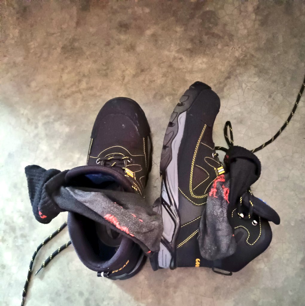 Buque de macho... No saben como apestan mis botas de chamba... Vean nomás esas 🧦, tienen el toque perfecto de aroma culero a 🧀... Para tener a un putito oliendo arrodillado a mis 👣...