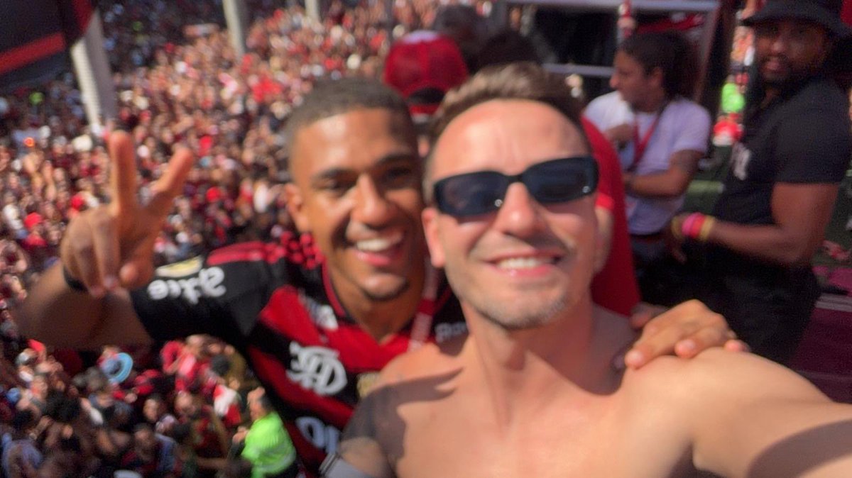 Não sei se são os óculos que estão embaçados ou a câmera. Foto com meu irmão Chama o Samu