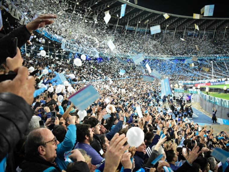 RacingRadioClub's tweet photo. 🏟️ A ESTADIO LLENO Y BRONCA DE ALGUNOS HINCHAS

Los hinchas de #RACING agotaron todas las localidades para el encuentro ante Tigre. Algunos hinchas se mostraron molestos por el retraso de la plataforma que les impidió sacar su entrada. https://t.co/njmUlIi7rk