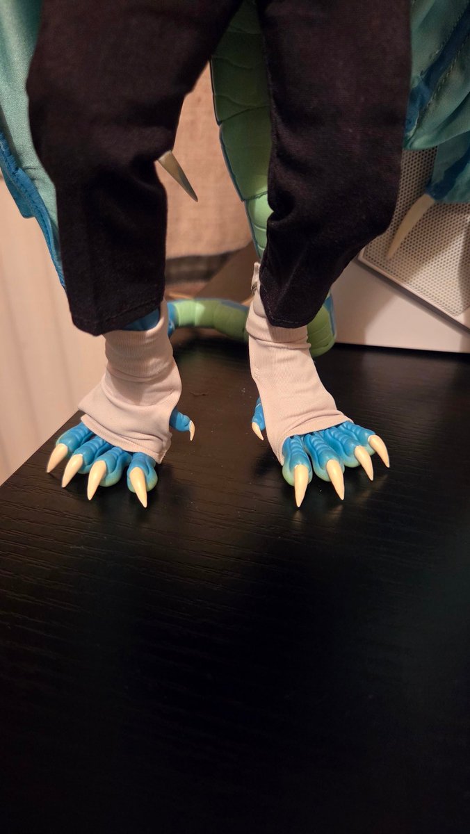 Look! It's a mini me!!! ✨️
Had this little guy for a bit now and it's finally time to share him with everyone! 🐲
Thank you so much to <a href="/wolfberrycrafts/">🎃 WоlfberryCrаfts ✨ COMMISSIONS OPEN!</a> for making this incredible custom figure of Timaeus! 🎨❤️
More photos of him to come in the future. 🎩👔