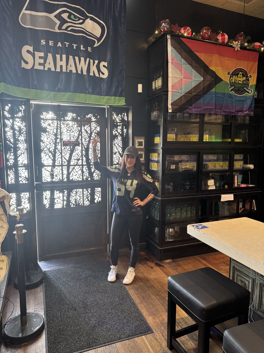 CryptoWendyO's tweet image. Men only want one thing and that thing is to force you to watch football on Sundays. 

Go HAWKS!