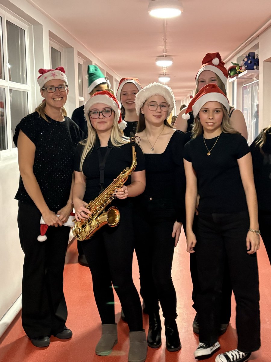 MiddlecottMusic's tweet photo. A weekend full of Christmas performances for @TMAkirton students with @LMSlincsmusic Jingle Jam 2025 and @bostoncouncil light switch on. 🎄 🎶 🥁 🎤 🎷 🎺 #proudteacher https://t.co/nRR8wq0TMw