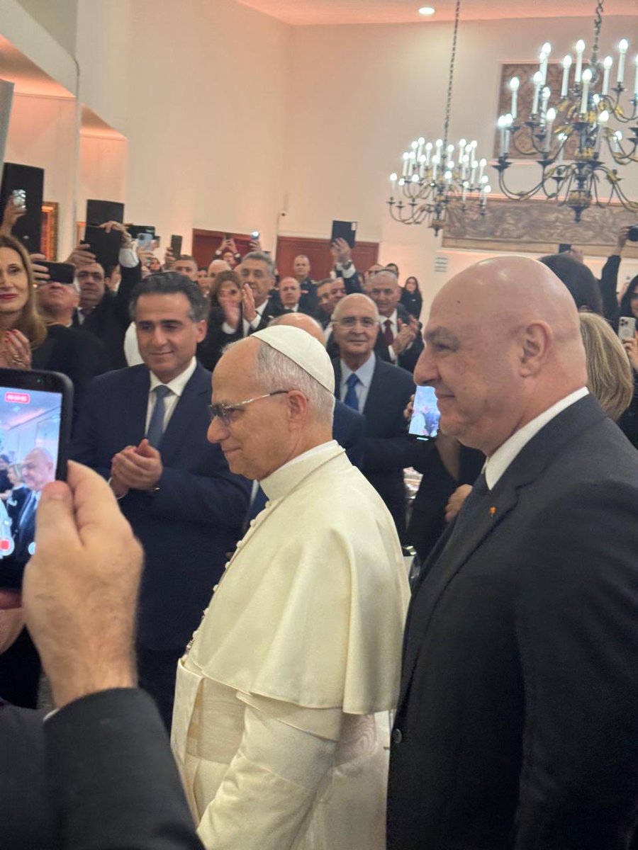 كان لي شرف المشاركة اليوم في استقبال قداسة البابا لاون الرابع عشر في القصر الجمهوري.
زيارة قداسة البابا تعكس ثقة العالم والكنيسة بلبنان وبالرئيس العماد جوزاف عون..

وكما قال فخامته في كلمته:" لن نموت ولن نرحل ولن نيأس ولن نستسلم، بل سنظل هنا، نستنشق الحرية.."