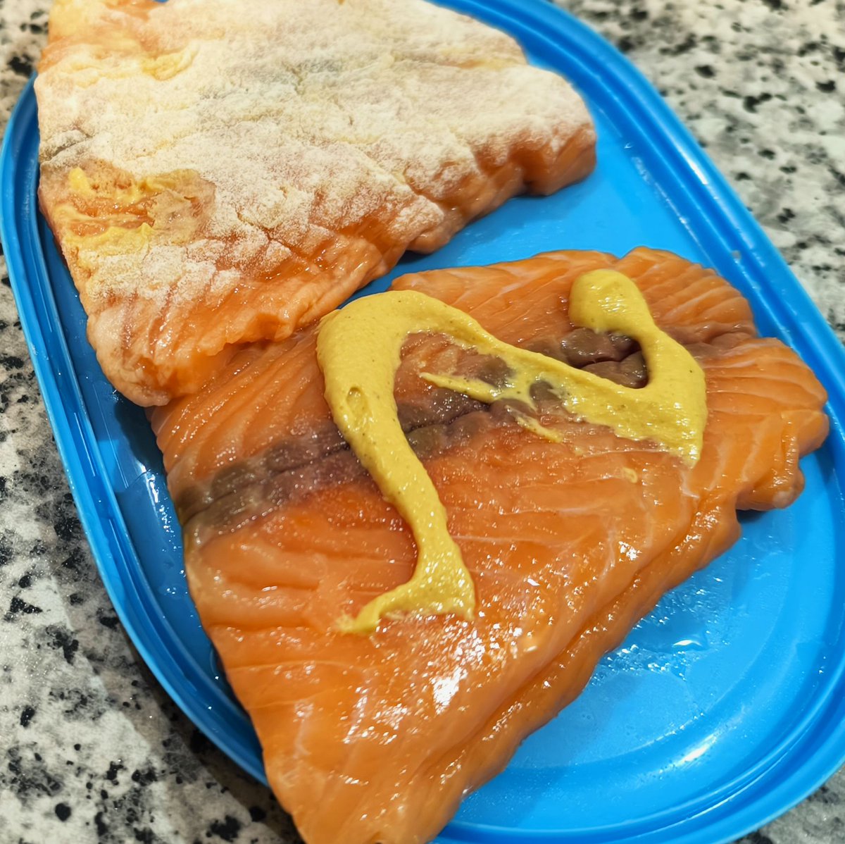 MikeKocht's tweet photo. #Fisch in einer leichten Kruste mit #Dijonsenf schmeckt einfach und bleibt saftig-zart.
Diesmal #Lachs. Und dazu zweierlei Stampf: #Möhren (#Karotten) und #Erdäpfel (#Kartoffel)
Einfach zu machen, schmeckt aber!
https://t.co/3MJXiiIvOe https://t.co/nkR2OMlR0i