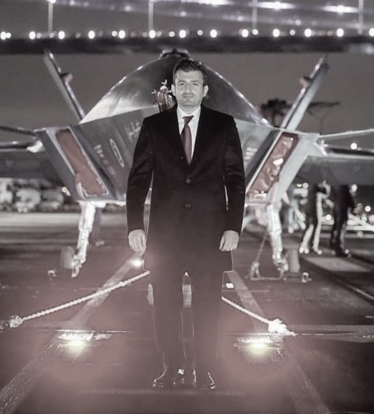 Eskiden 
Gâvur yapar TÜRK Bakardı...

Şimdi
TÜRK yapıyor GÂVUR Bakıyor... 

Devletimiz Daim Olsun 🇹🇷🚀