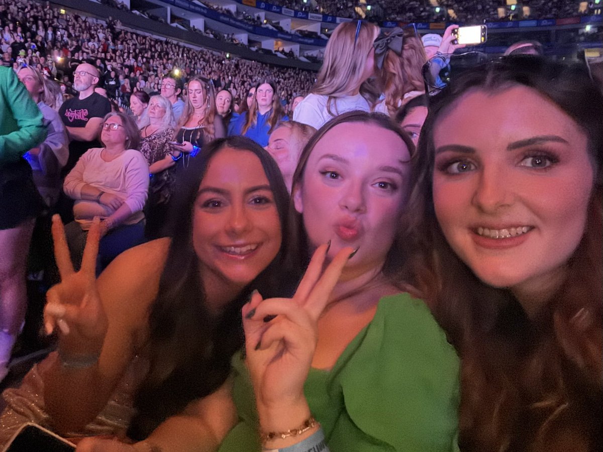 The best people I could have been sat next to last night, so lovely to meet you gorg girls💙💚