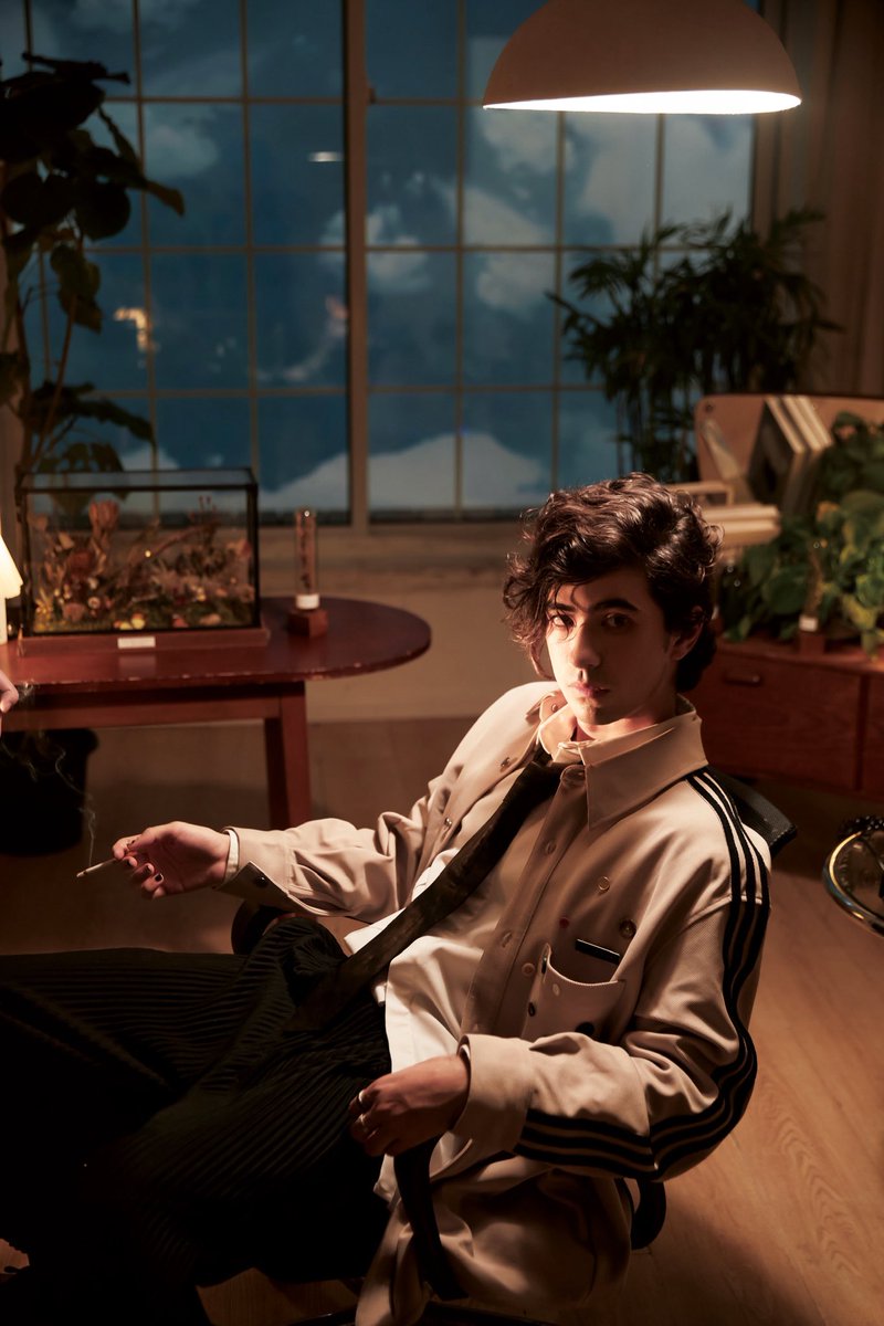 Marche's tweet image. Got put through the twink photoshoot assembly line in shanghai 🇨🇳