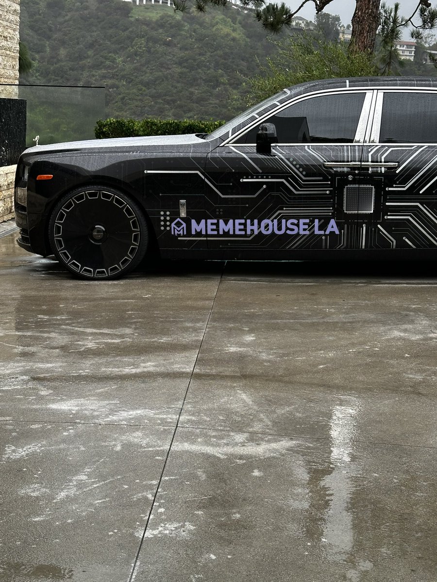 MemeHousela tweet media