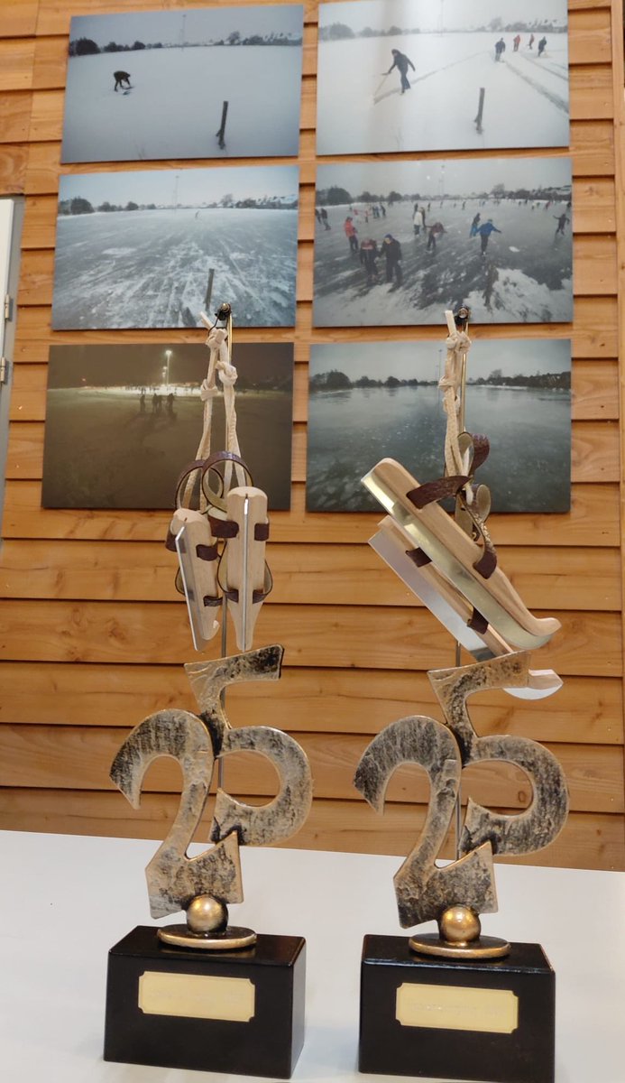 Afgelopen vrijdagavond, tijdens de  Algemene Ledenvergadering van onze vereniging ontvingen bestuursleden Edo en Richard uit handen van de  voorzitter een bijzonder aandenken, als dank en erkenning voor hun 25 jaar trouwe inzet in het bestuur. 🎊🎉
Op naar de 50! 😊👍