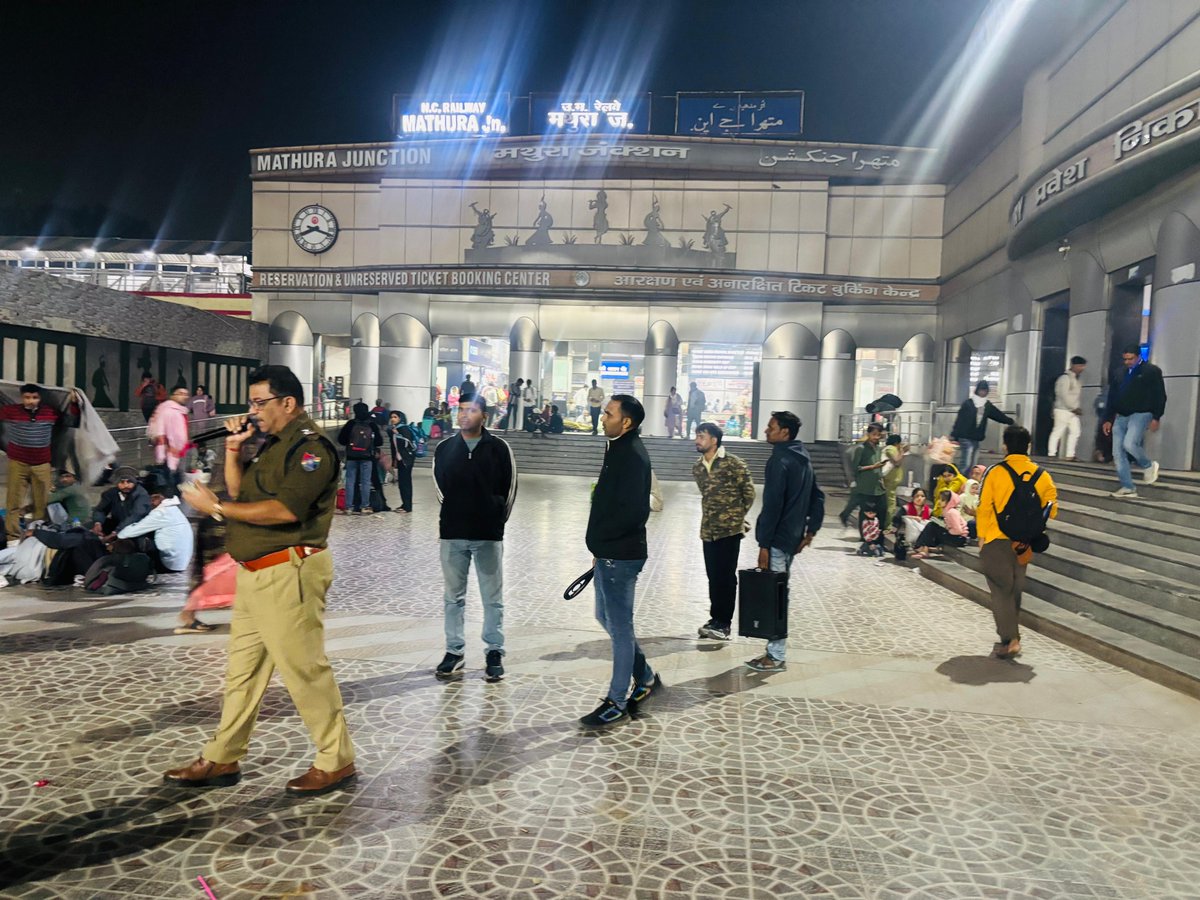 RPF मथुरा ज. स्टाफ द्वारा प्लेटफार्म एरिया, वेटिंग हॉल, सर्कुलेटिंग एरिया मे PA सिस्टम के साथअलार्म चैन पुल्लिंग न करने एवं लाइन क्रॉसिंग न करने, यात्रा के दौरान कोई जवलनशील पदार्थ इत्यादि न लेकर जाने के संबंध में जागरूकता अभियान चलाकर यात्रियों को पैंपलेट वितरित किए