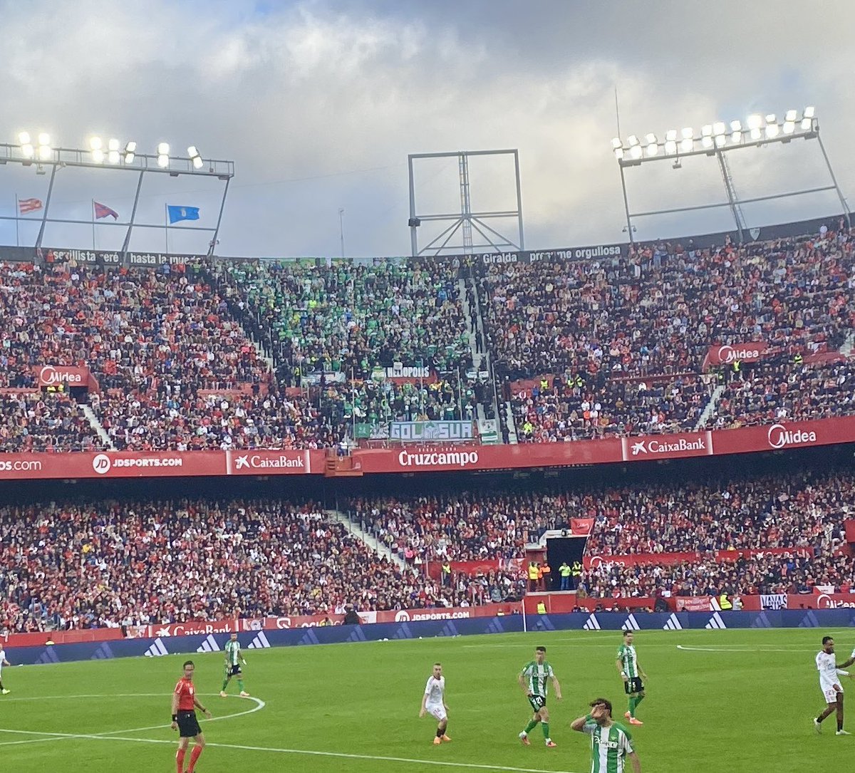 “Si no quieres competir
y pedir la suspensión
solo tienes que fichar
por las putas de Nervión…
DE NERVIÓN” 

Sevilla, Ciudad del Betis, que no cuenten otra historia 💚
