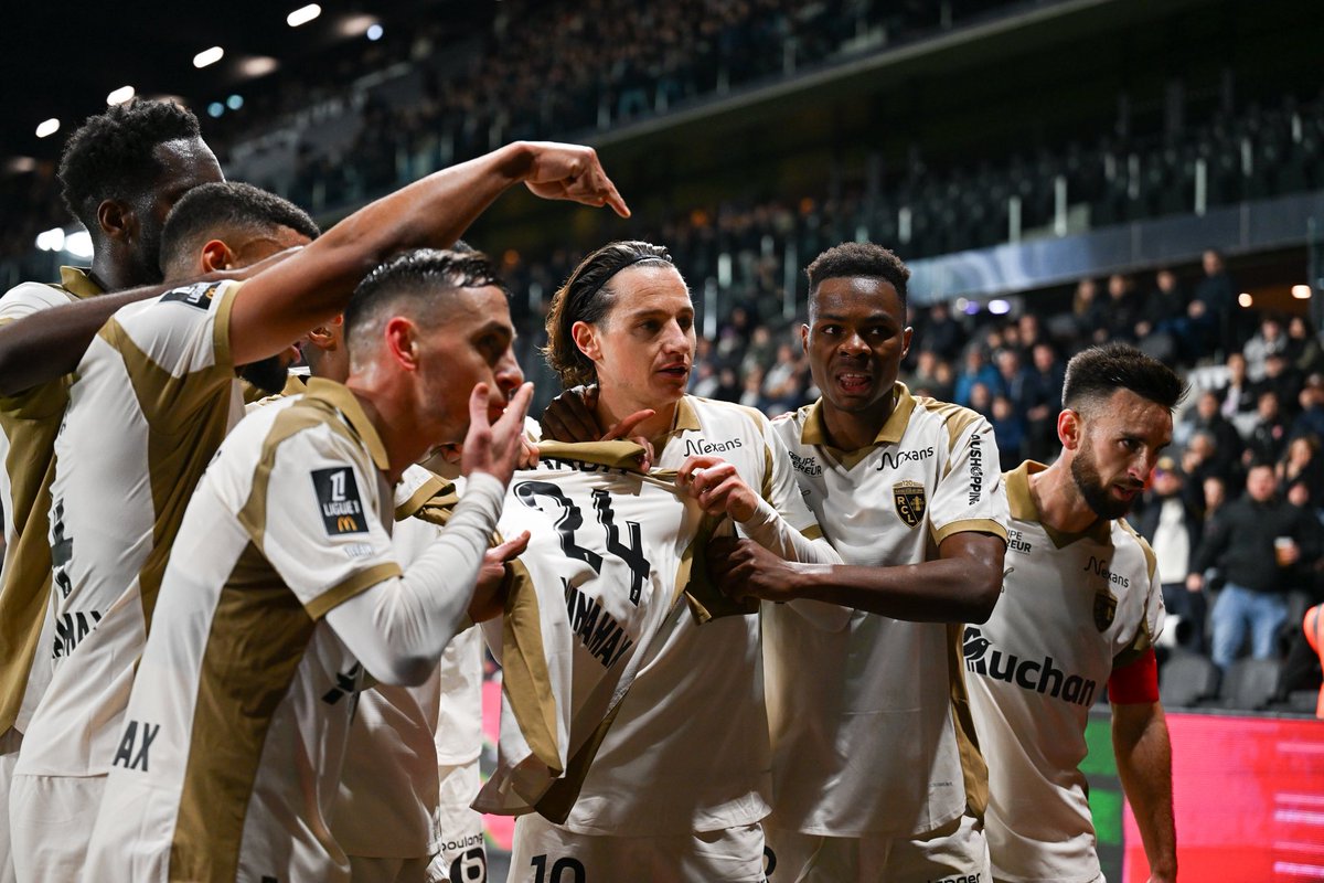 ActuL1_'s tweet photo. 🚨🚨 OFFICIEL ! LE RACING CLUB DE LENS EST LEADER DE LIGUE 1 POUR LA PREMIÈRE FOIS DEPUIS… 2004 !!! 🤯🤯❤️💛

ÉNORME. 👏 https://t.co/SiKjmB17PU