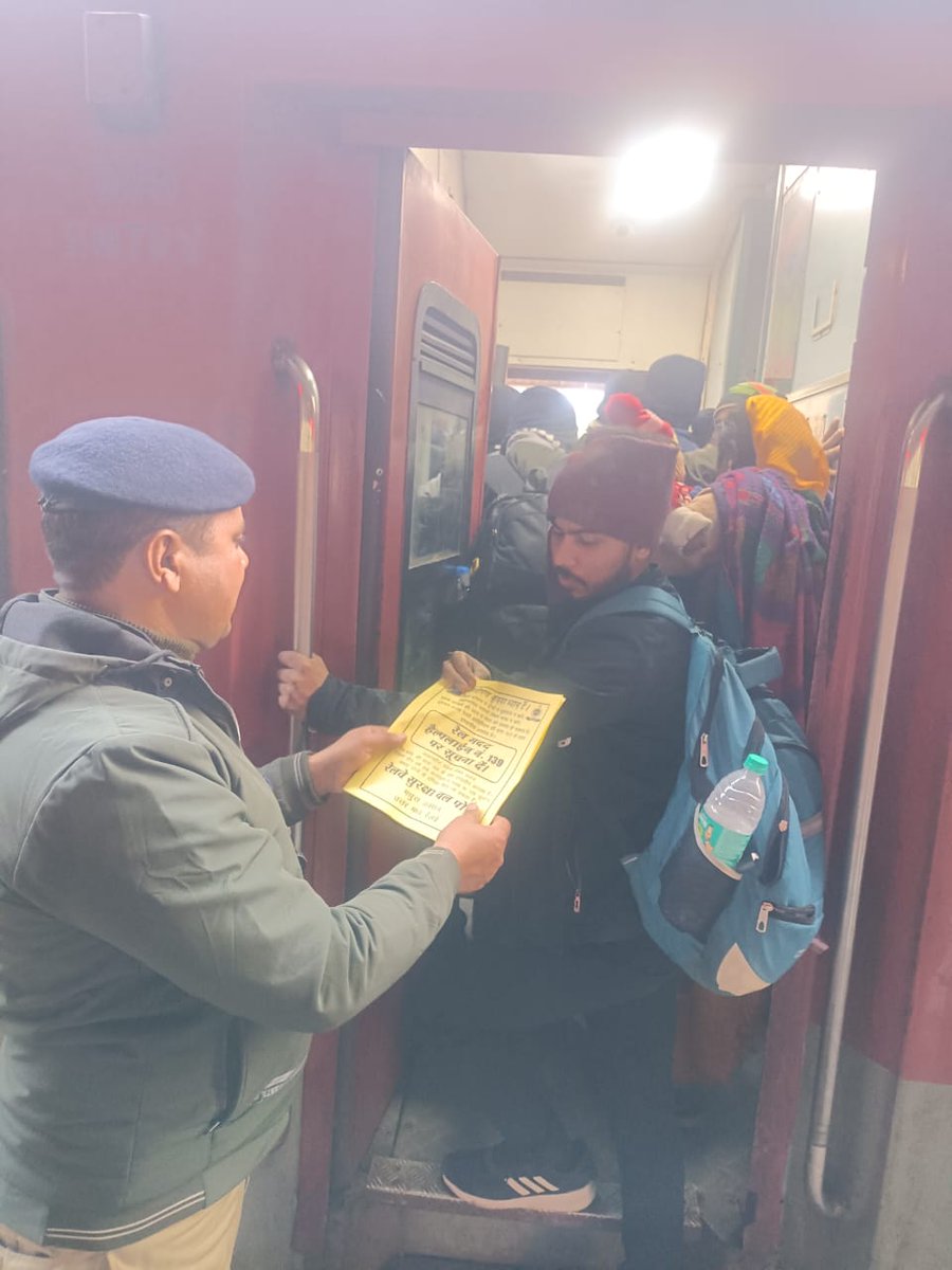 RPF मथुरा ज. स्टाफ द्वारा प्लेटफार्म एरिया, वेटिंग हॉल, सर्कुलेटिंग एरिया मे PA सिस्टम के साथअलार्म चैन पुल्लिंग न करने एवं लाइन क्रॉसिंग न करने, यात्रा के दौरान कोई जवलनशील पदार्थ इत्यादि न लेकर जाने के संबंध में जागरूकता अभियान चलाकर यात्रियों को पैंपलेट वितरित किए