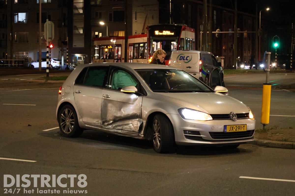 Aanrijding tussen twee personenauto's op de Erasmusweg met de Loevesteinlaan
