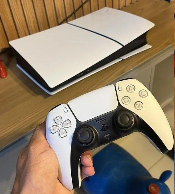 americasincera's tweet photo. ESSA É SUA CHANCE!! 

⭐️Console Playstation 5 Slim Edição Digital 825 Gb 

💵por R$ 2.598 no Pix ou 2.794 em 12x
🎟 resgate o cupom de R$ 300 OFF abaixo do preço

Loja Oficial Playstation no ML
https://t.co/av5NfM7E4t https://t.co/FsxNtEqu1r