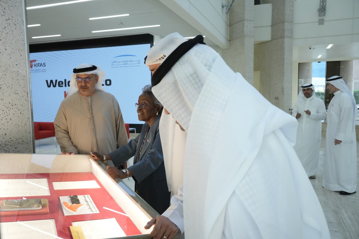 سعدنا اليوم مع سعادة سالم المري مدير عام مركز محمد بن راشد للفضاء والوفد المرافق بزيارة مؤسسه الكويت لتقدم العلمي واللقاء مع سعاده الدكتورة امينة فرحان مدير  عام مؤسسة الكويت لتقدم العلمي وفريق العمل هذا المؤسسة العريقة التي لها إسهامات كبيرة في مجال البحث العلمي.
<a href="/mofauae/">MoFA وزارة الخارجية</a>