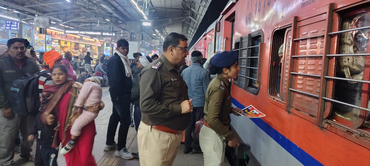 RPF मथुरा ज. स्टाफ द्वारा प्लेटफार्म एरिया, वेटिंग हॉल, सर्कुलेटिंग एरिया मे PA सिस्टम के साथअलार्म चैन पुल्लिंग न करने एवं लाइन क्रॉसिंग न करने, यात्रा के दौरान कोई जवलनशील पदार्थ इत्यादि न लेकर जाने के संबंध में जागरूकता अभियान चलाकर यात्रियों को पैंपलेट वितरित किए