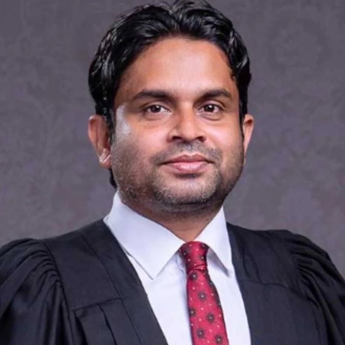 HKurusee's tweet photo. Unconfirmed 

I’ve just received news that Supreme Court Justice Shaheed and President Yamin met in the early hours of 24 Nov 2025, at around 1.30 am and spoke for 2-3 hours.

I’m told Shaheed arrived in a black jeep and entered Yamin’s garage.

He is very unhappy with how Muizzu treated his friend, HC Faisal, as well as JSC Riza.