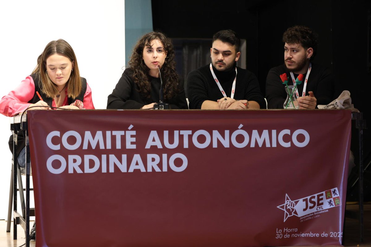 JSCyL's tweet photo. 🎤 Hoy se ha reunido el Comité Autonómico de @JSCyL en La Horra, donde hemos debatido sobre la realidad que vivimos los jóvenes en nuestra comunidad.

✊🏻🌹 Castilla y León necesita un cambio real para que podamos quedarnos y construir aquí nuestro proyecto de vida. ¡Seguimos! https://t.co/rSq9qAbwRW