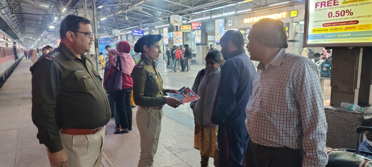 RPF मथुरा ज. स्टाफ द्वारा प्लेटफार्म एरिया, वेटिंग हॉल, सर्कुलेटिंग एरिया मे PA सिस्टम के साथअलार्म चैन पुल्लिंग न करने एवं लाइन क्रॉसिंग न करने, यात्रा के दौरान कोई जवलनशील पदार्थ इत्यादि न लेकर जाने के संबंध में जागरूकता अभियान चलाकर यात्रियों को पैंपलेट वितरित किए