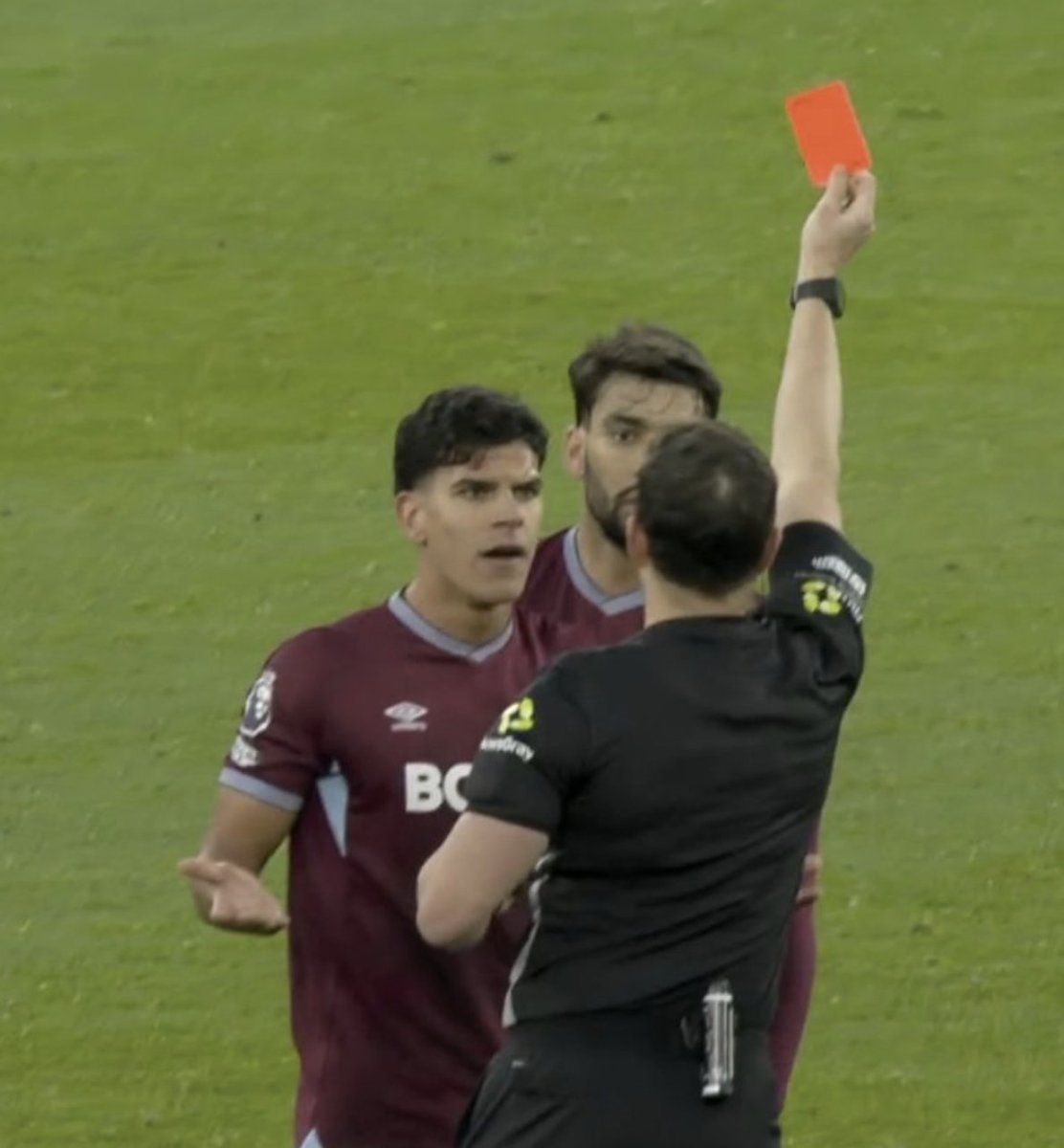 ThaEuropeanLad's tweet image. 🚨‼️ 𝗕𝗥𝗘𝗔𝗞𝗜𝗡𝗚 The betting trends in Brazil are officially being investigated after Lucas Paqueta seemed to literally force the ref into sending him off!