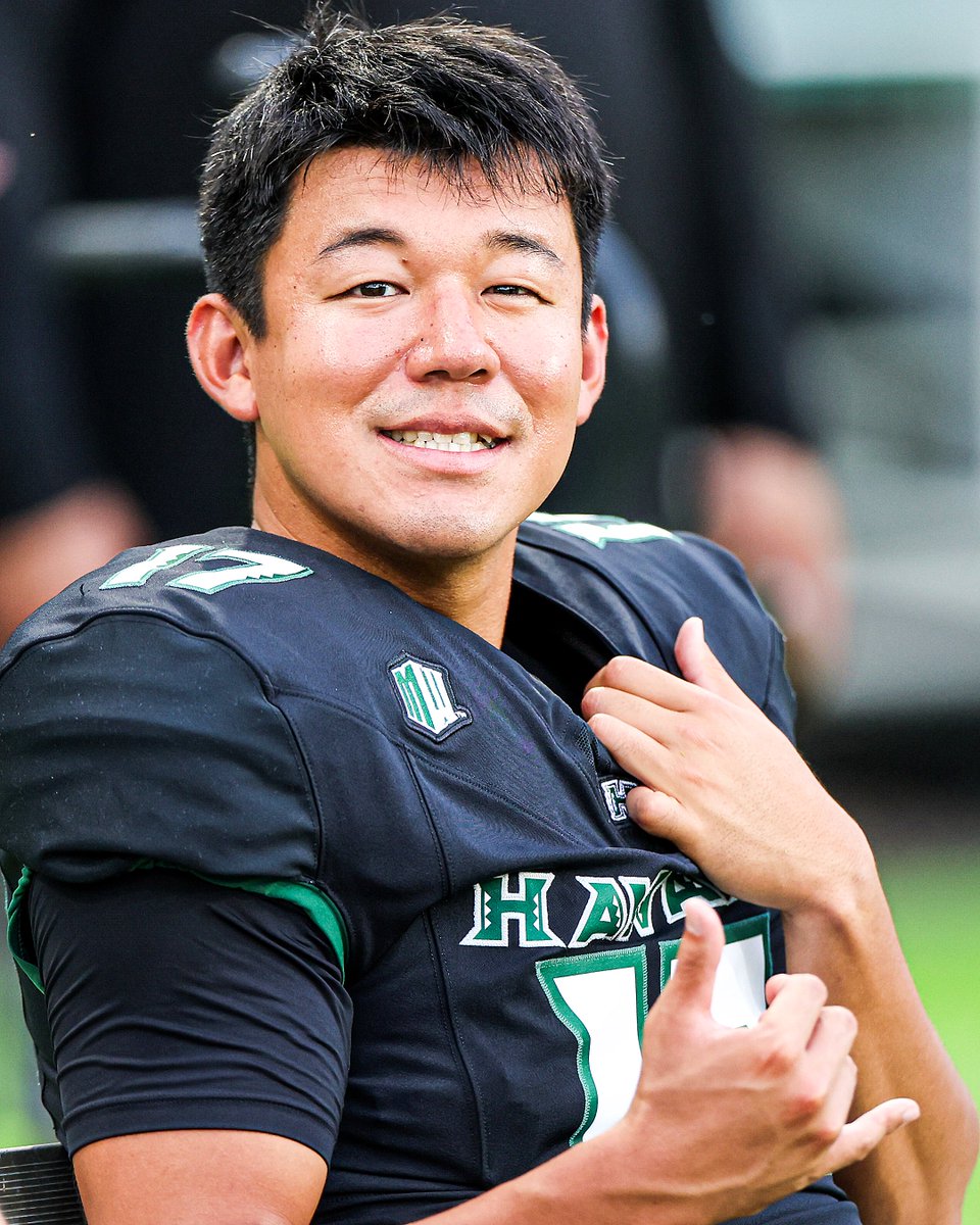 sportingnews's tweet photo. Kansei Matsuzawa had never touched a football until he purchased one at 20 years old. He learned how to kick through YouTube despite not knowing English.

He then moved from Japan to the US and eventually found his way onto Hawaii's football team.

This year, he tied the FBS record for most consecutive made field goals to start a season (25) and became one of three finalists for the 2025 Lou Groza Award.

He finished the regular season 25/26 on FGs and 37/37 on XP.