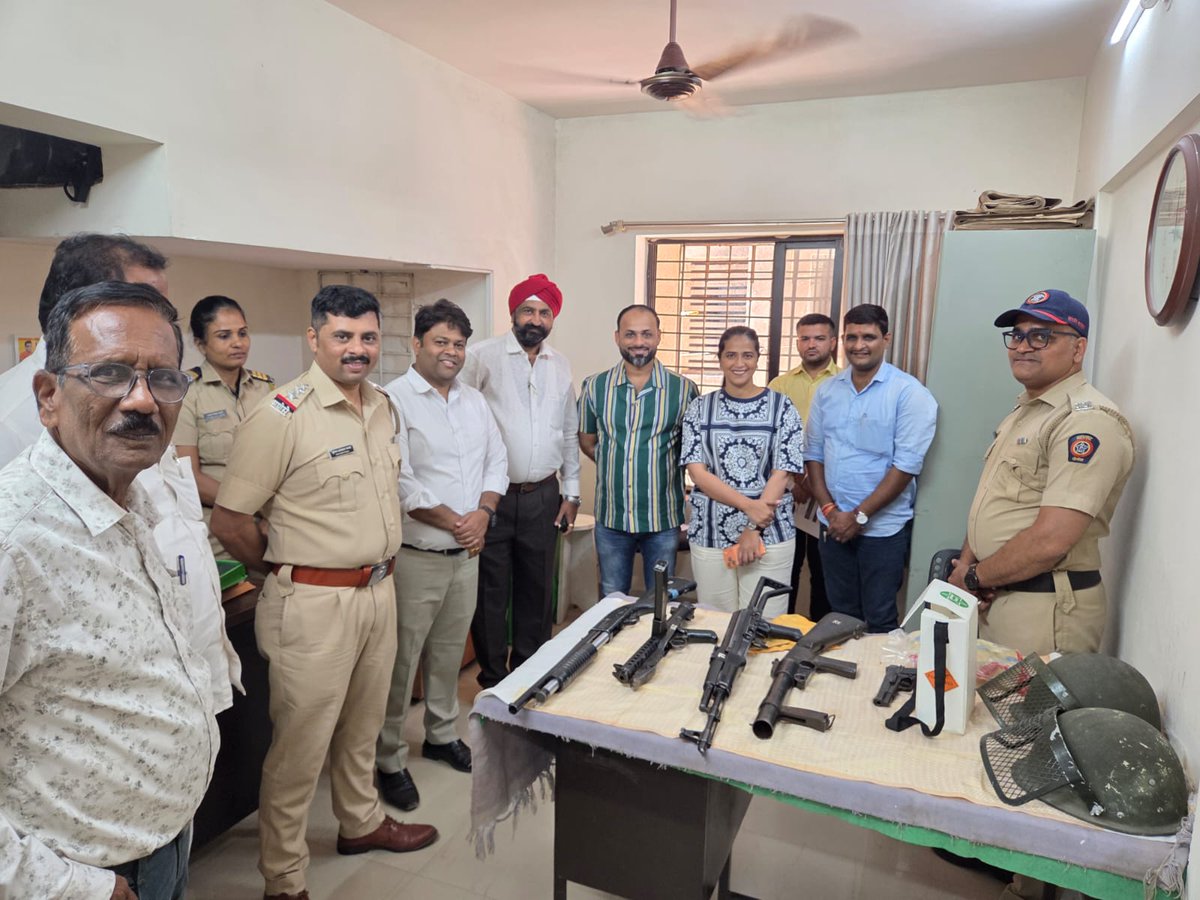 NitinYuvasena3's tweet photo. Visit My #PoliceStation या उपक्रमा अंतर्गत काल चितळसर मानपाडा पोलीस स्टेशन येथे  वरिष्ठ पोलीस निरीक्षक श्री संदीप वरुडे साहेब यांच्या मार्गदर्शनाखाली पोलीस स्टेशनच्या कामकाजाची माहिती घेतली.. यावेळी मराठी सिनेतारका @samiksharaut उपस्थित होत्या.. https://t.co/dUvfvsFsta
