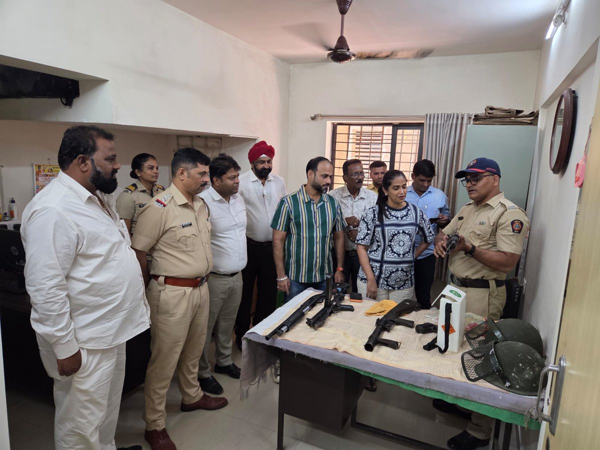 NitinYuvasena3's tweet photo. Visit My #PoliceStation या उपक्रमा अंतर्गत काल चितळसर मानपाडा पोलीस स्टेशन येथे  वरिष्ठ पोलीस निरीक्षक श्री संदीप वरुडे साहेब यांच्या मार्गदर्शनाखाली पोलीस स्टेशनच्या कामकाजाची माहिती घेतली.. यावेळी मराठी सिनेतारका @samiksharaut उपस्थित होत्या.. https://t.co/dUvfvsFsta