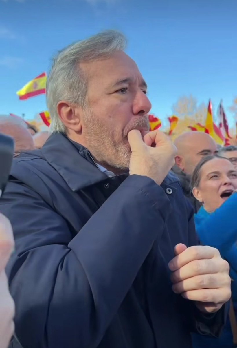 CompleganzaXzgz's tweet photo. A ver si chiflando en Madrid se aprueban los Presupuestos de Aragón solos. https://t.co/Rb4sPxOTYS