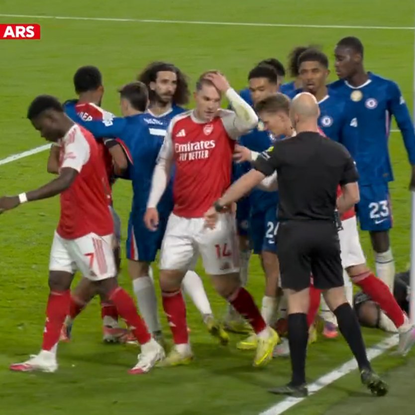 📸 - The entire Chelsea squad wants to fight Viktor Gyökeres who is busy fixing his hair.