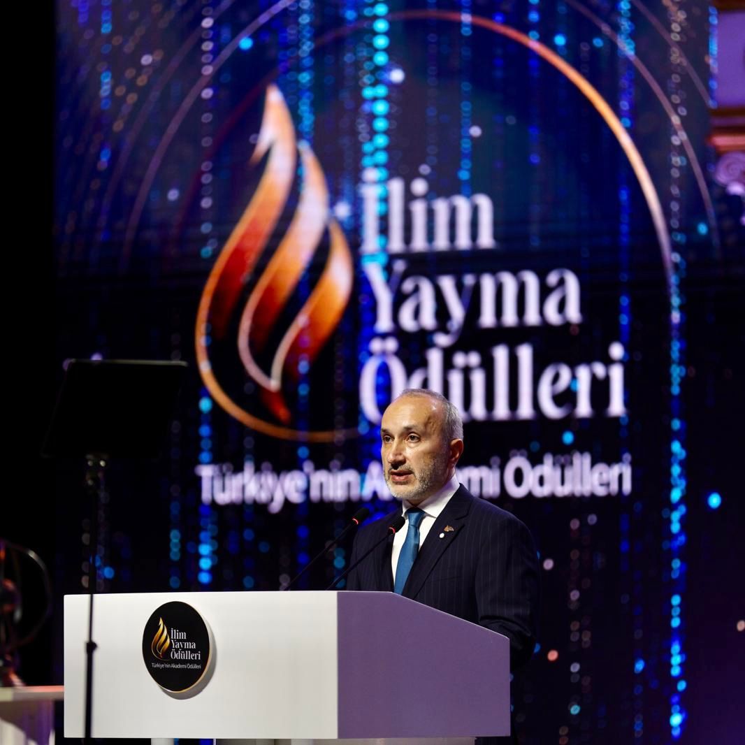 idrissarisoy's tweet photo. Dün akşam gerçekleştirdiğimiz İlim Yayma Ödülleri 2025 Ödül Törenine teşrifleriyle bizleri onurlandıran;
✅Sayın Cumhurbaşkanımıza,
✅TBMM Başkanımıza,
✅Bakanlarımıza ve Bakan Yardımcılarımıza,
✅Kamu kurumlarımızın değerli başkanlarına,
✅Rektörlerimize,
✅Akademisyenlerimize,
✅Siyasi Parti temsilcilerimize,
✅STK temsilcilerimize,
✅Öğrencilerime ve
✅Tüm misafirlerimize içtenlikle şükranlarımı sunuyorum.
Ayrıca ödül alan kıymetli hocalarım Prof. Dr. Şener Aktürk (@senerakturk), Prof. Dr. Barış Bayram ve Prof. Dr. Özcan Erel’igönülden tebrik ediyorum.
İlim Yayma Ödülleri'nin önümüzdeki dönemde uluslararasılaşma sürecine emin adımlarla ilerlediğini paylaşmaktan büyük bir mutluluk ve heyecan duyuyorum.