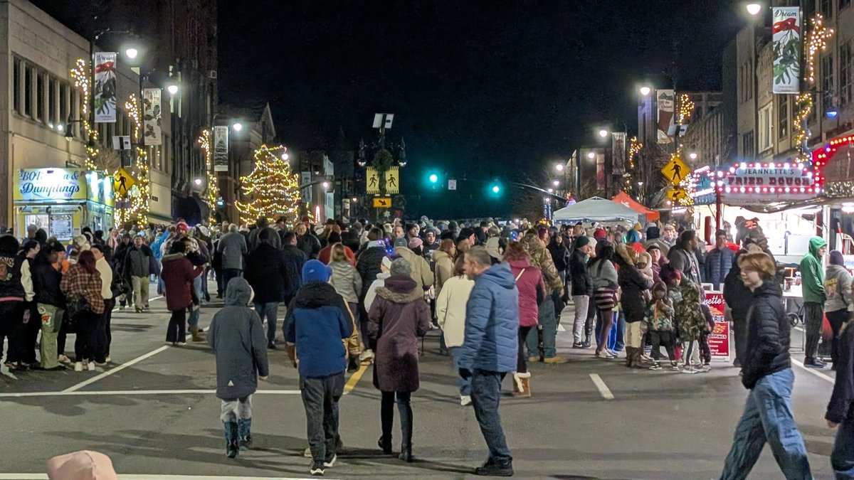 Jaredfornh's tweet image. Winter Stroll in Nashua did not disappoint. From the tree lighting to the new Riverside Park, the whole night showed off the pride this city has. Loved talking with everyone out tonight. #nashuanh #nhtok #jaredfornh
