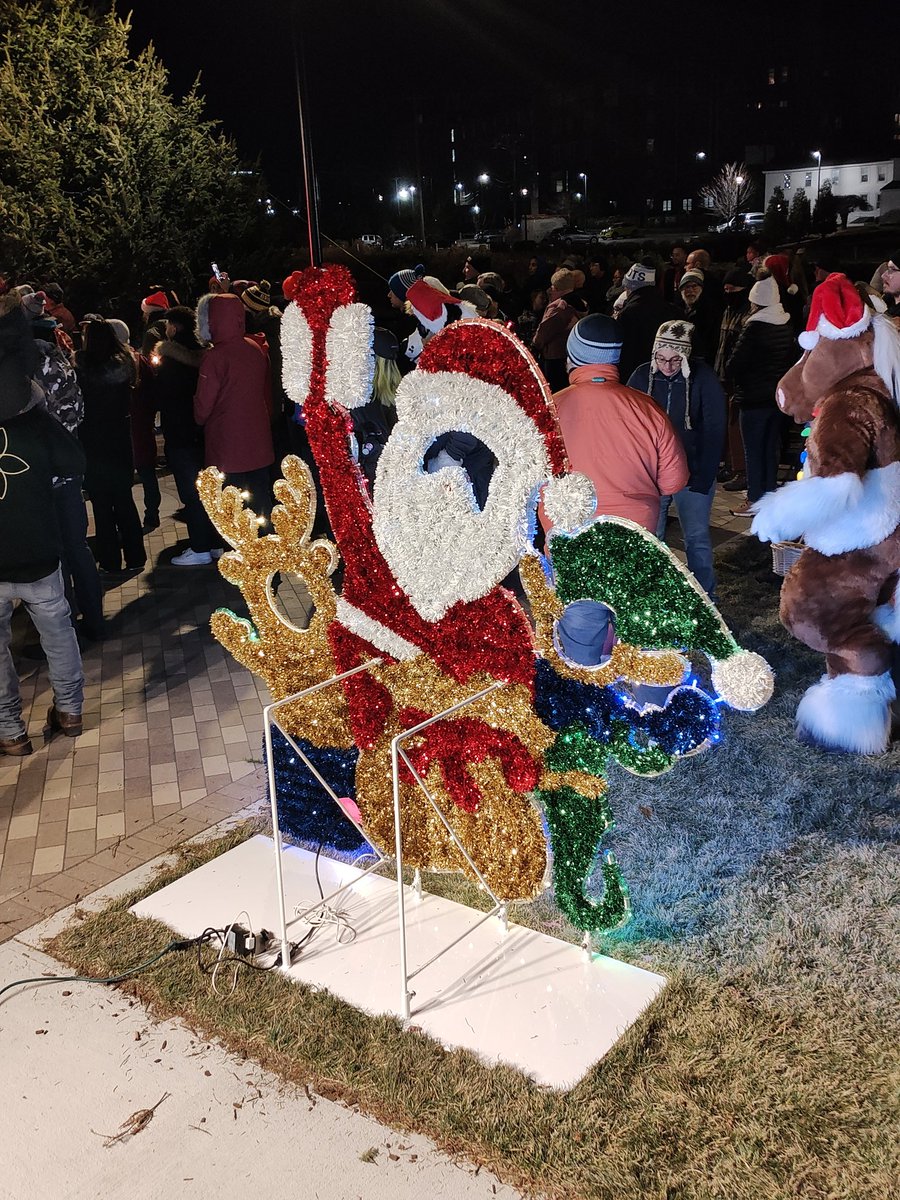 Jaredfornh's tweet image. Winter Stroll in Nashua did not disappoint. From the tree lighting to the new Riverside Park, the whole night showed off the pride this city has. Loved talking with everyone out tonight. #nashuanh #nhtok #jaredfornh