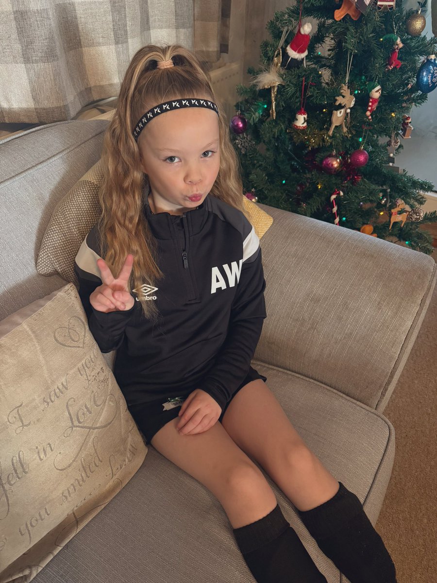 Lisa Wainwright tweet media