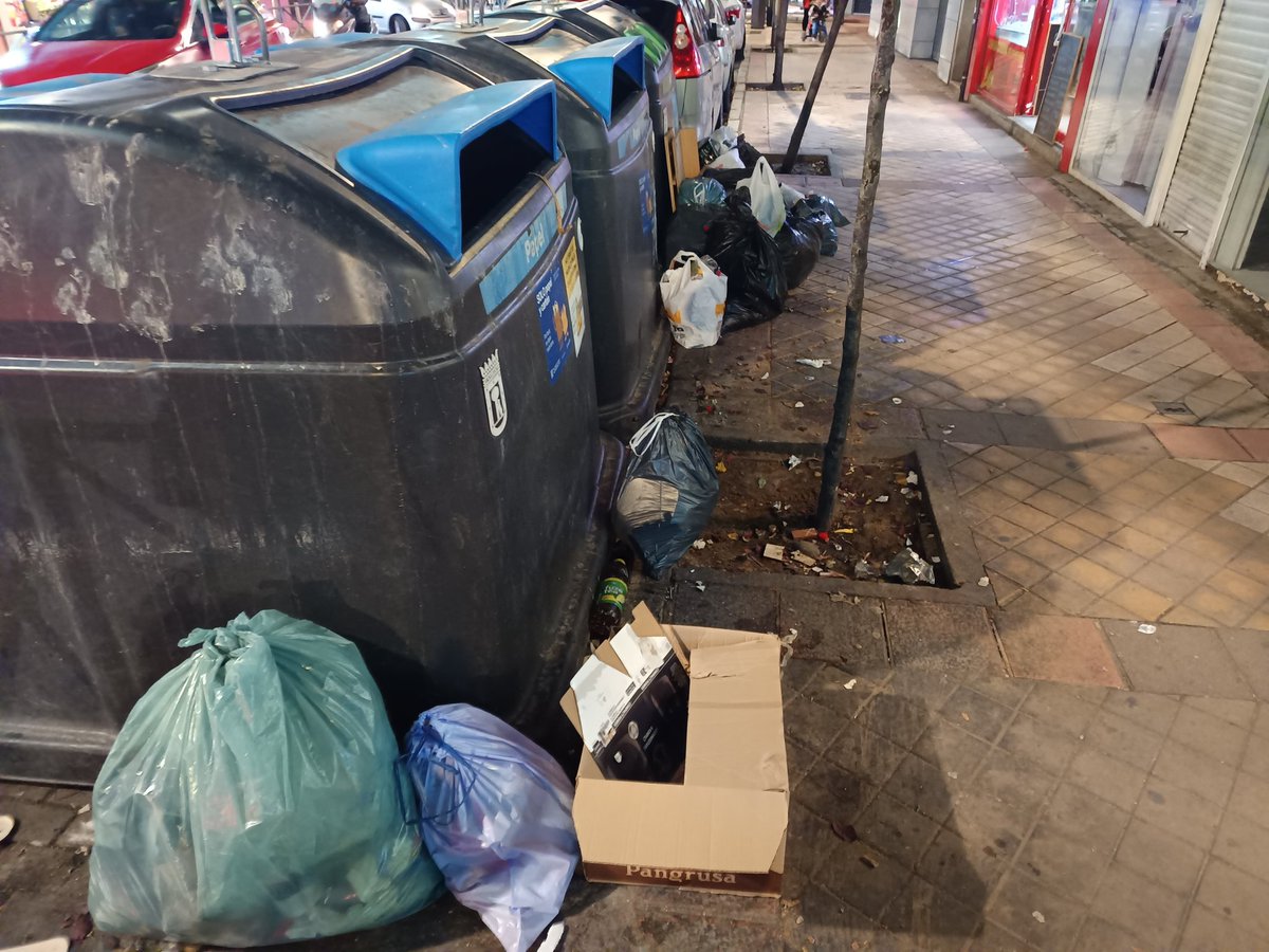 Joss77777777's tweet photo. Marcelo Usera 130 delante nuestra la gente tirando la basura y diles algo...@Lineamadrid @SoniaCQ https://t.co/AA1ft57NZ7